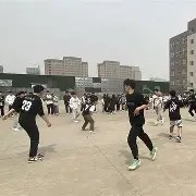 c7娱乐-比赛进行得如火如荼，观众席气氛热络的简单介绍