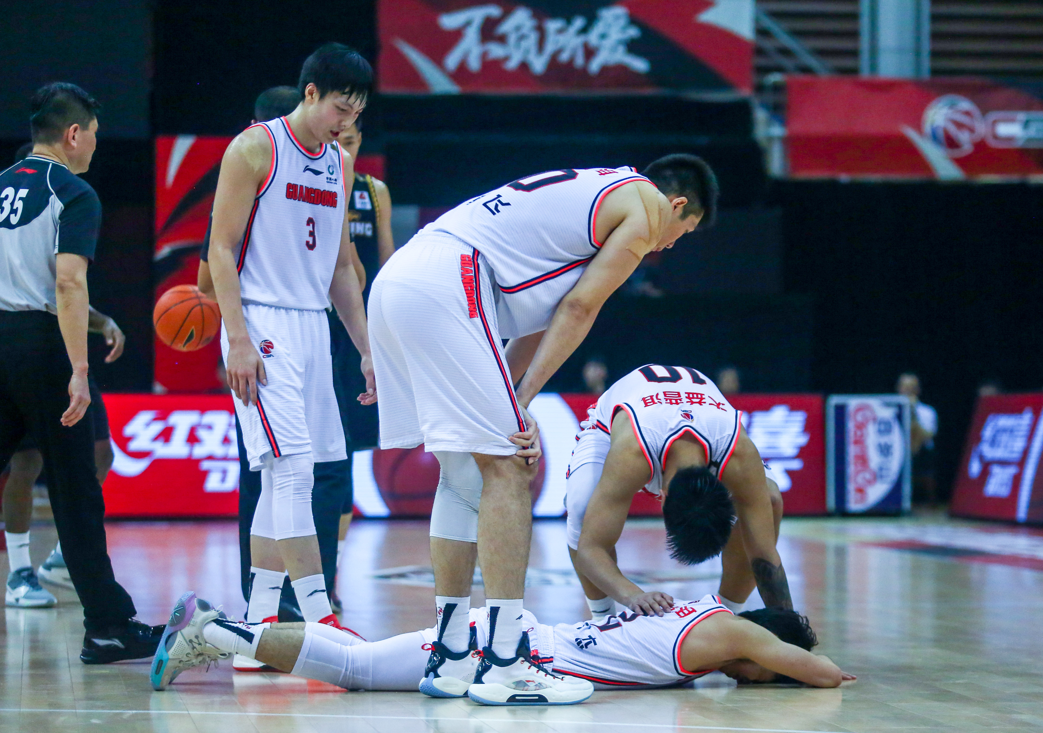 关于篮球赛场上发生惊险逆转，引发观众泪目的信息